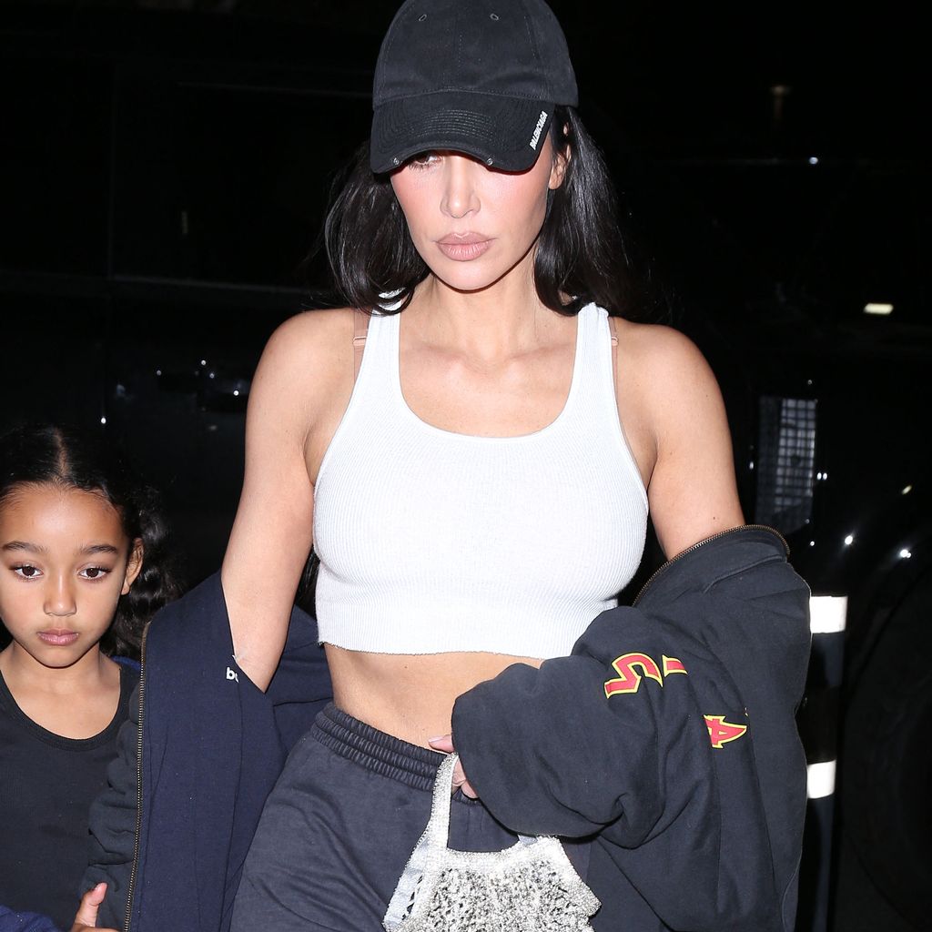 Ihre Tochter Chicago und Kim Kardashian auf dem Weg zu einem Basketballspiel von Saint