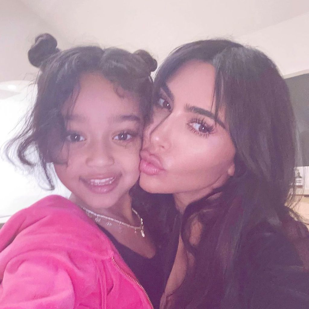 Chicago West und Kim Kardashian im März 2023