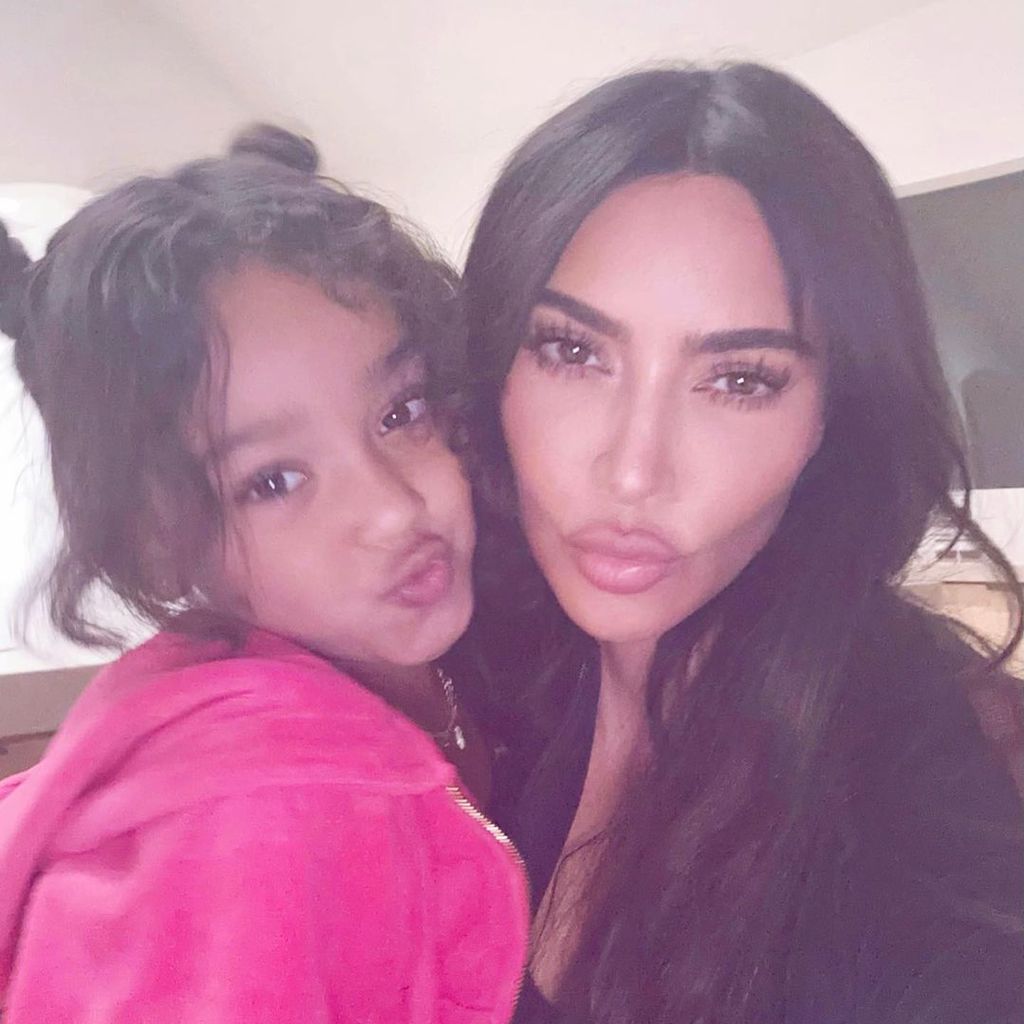 Chicago West und Kim Kardashian im März 2023