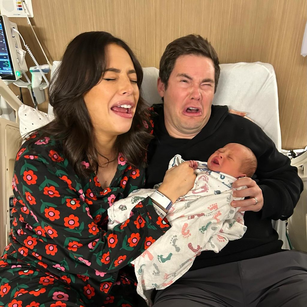 Chloe Bridges und Adam DeVine mit ihrem Baby