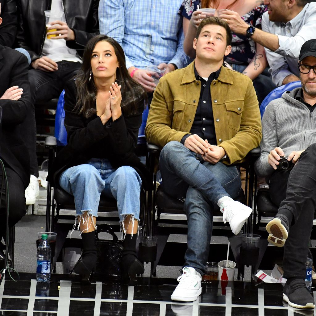 Chloe Bridges und ihr Verlobter Adam DeVine bei einem Basketballspiel