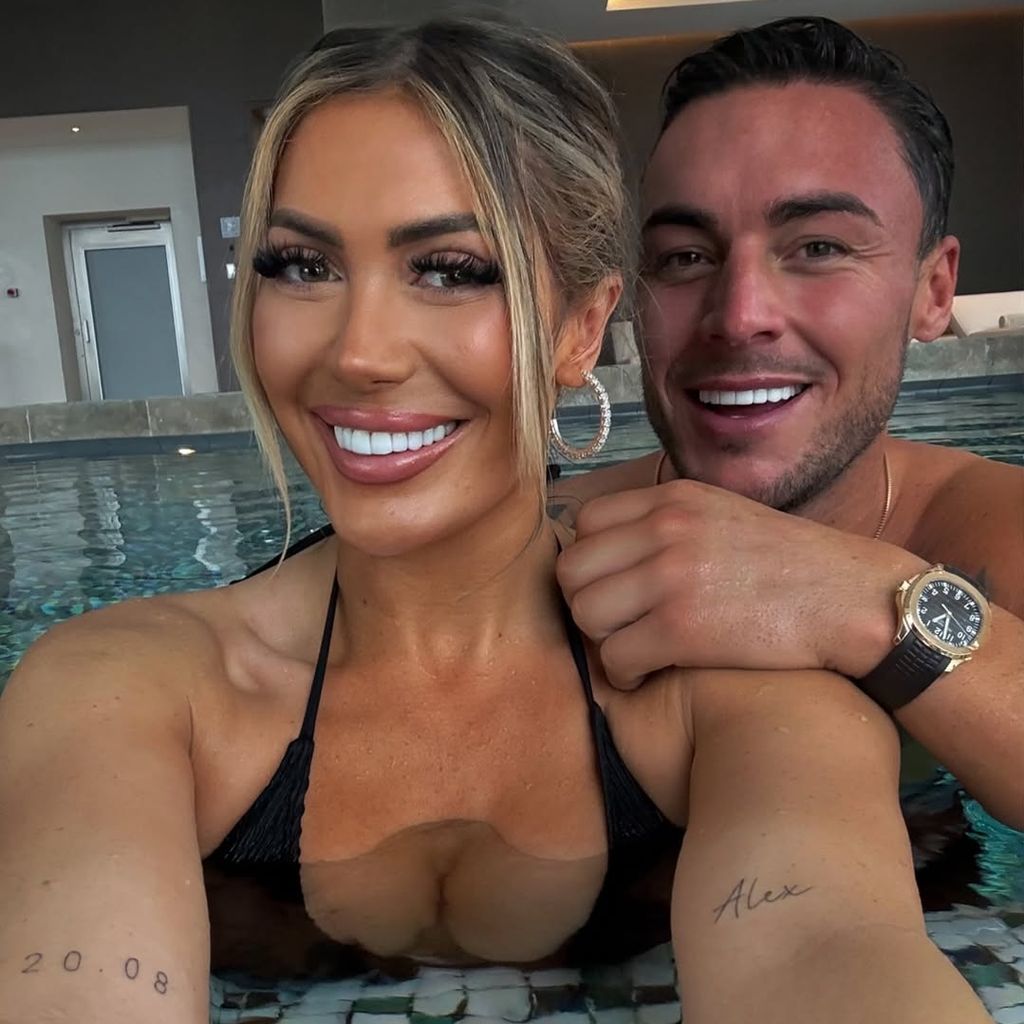 Chloe Ferry mit ihren beiden neuen Tattoos und ihrem Freund Alex, November 2025