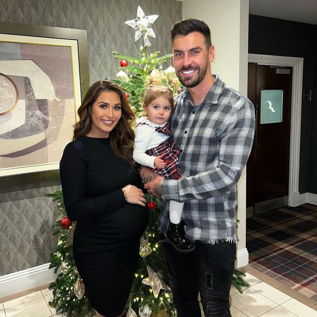 Chloe Goodman mit ihrem Verlobten Grant Hall und ihrer Tochter Isla im Dezember 2021