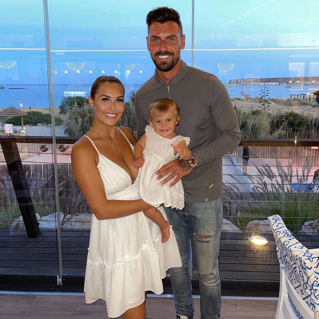 Chloe Goodman mit ihrem Verlobten Grant Hall und ihrer Tochter Isla im Oktober 2021