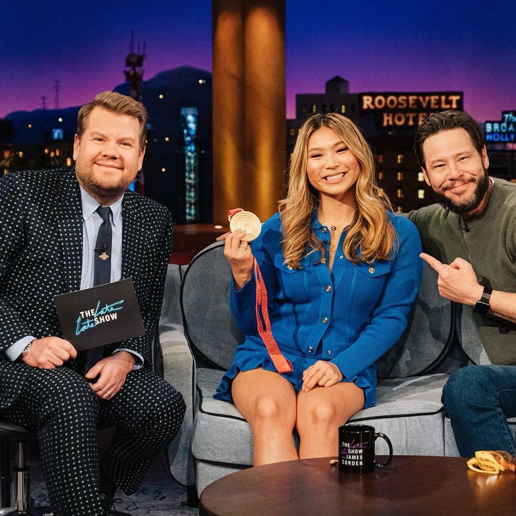 Chloe Kim mit James Corden und Ike Barinholtz im Februar 2022