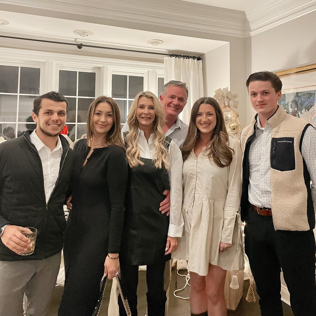 Chock Chapple und Joan Vassos mit ihrer Familie, Dezember 2024