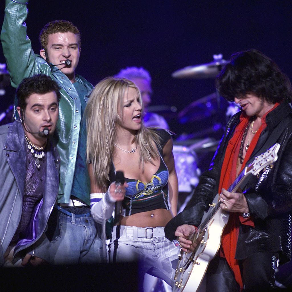 Chric Krikpatrick, Justin Timberlake, Britney Spears und Joe Perry beim Super Bowl 2001