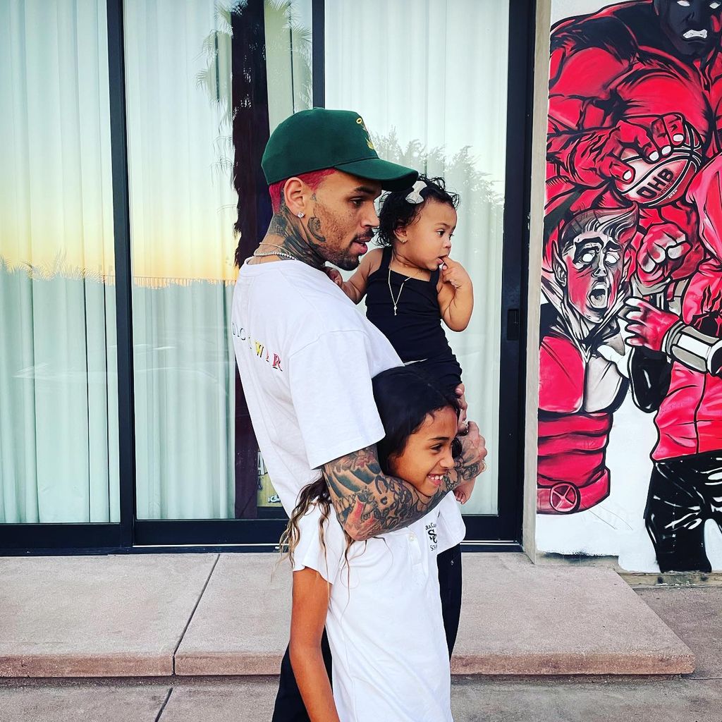 Chris Brown mit seinen beiden Töchtern, Oktober 2022