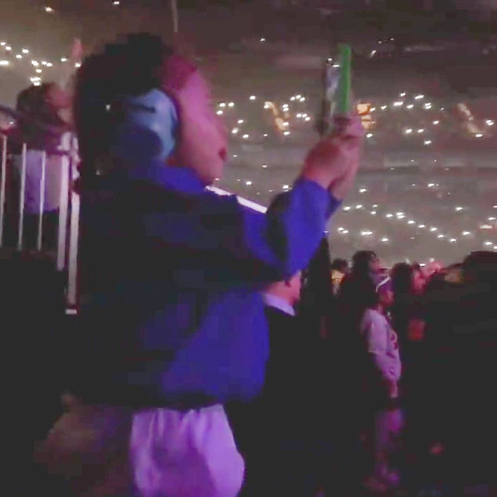 Chris Browns Sohn filmt ihn bei seinem Auftritt