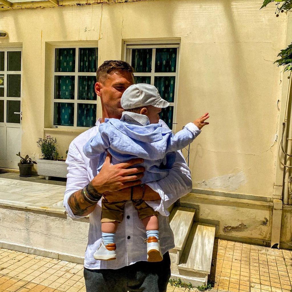 Chris Broy mit seinem Sohn George im April 2022