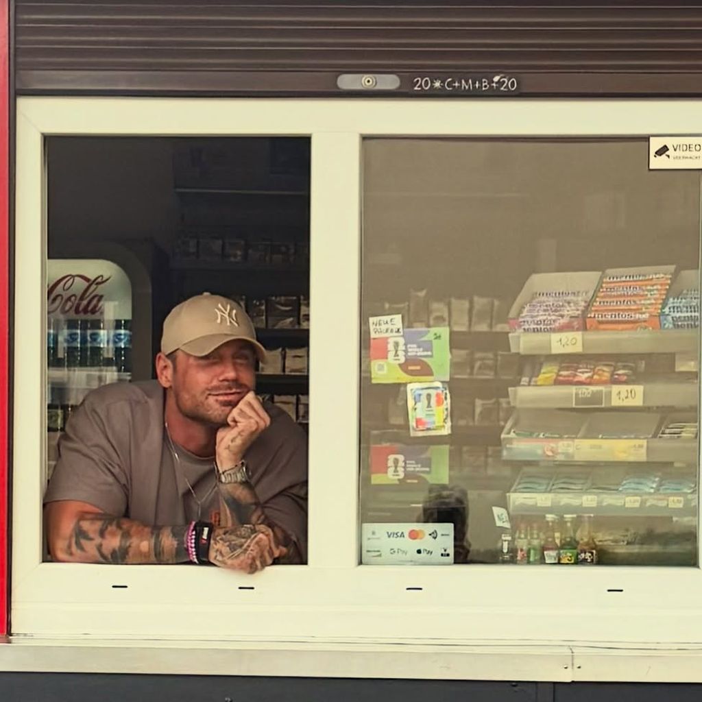 Chris Broy hinter den Tresen von "Ellis Kiosk" in Köln