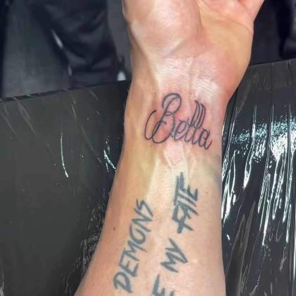 Chris Broys neues Tattoo für Freundin Bella im Oktober 2024