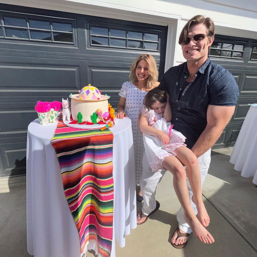 Chris Carmack, seine Tochter Kai und seine schwangere Frau Erin Slaver