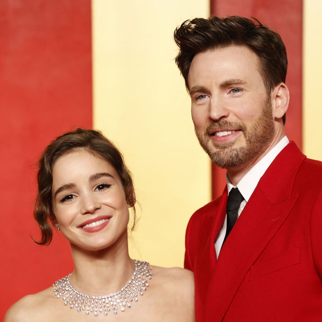 Chris Evans mit seiner Frau Alba Baptista bei der Vanity Fair Oscars Party 2024