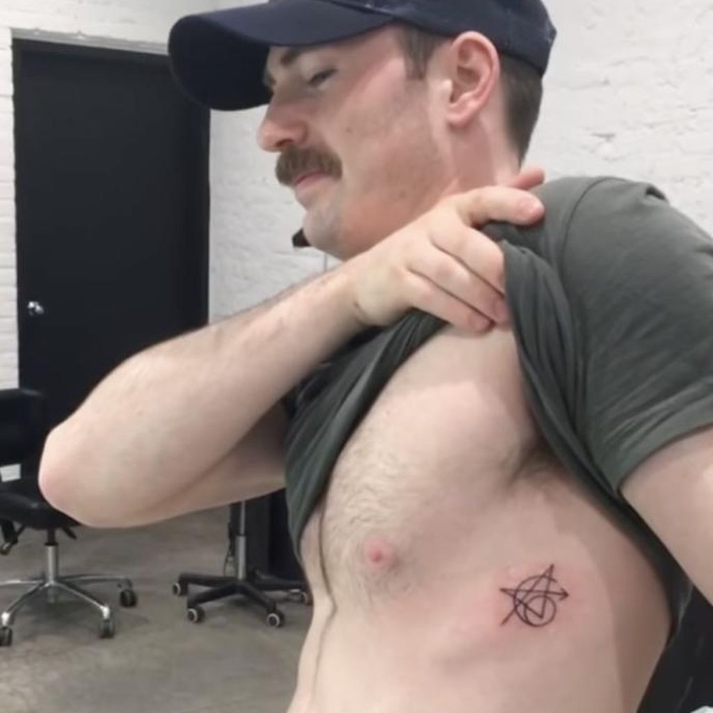 Chris Evans zeigt sein Avengers-Tattoo