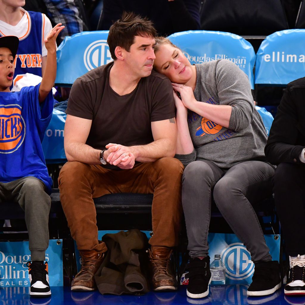 Chris Fischer und Amy Schumer bei einem Basketballspiel in New York City