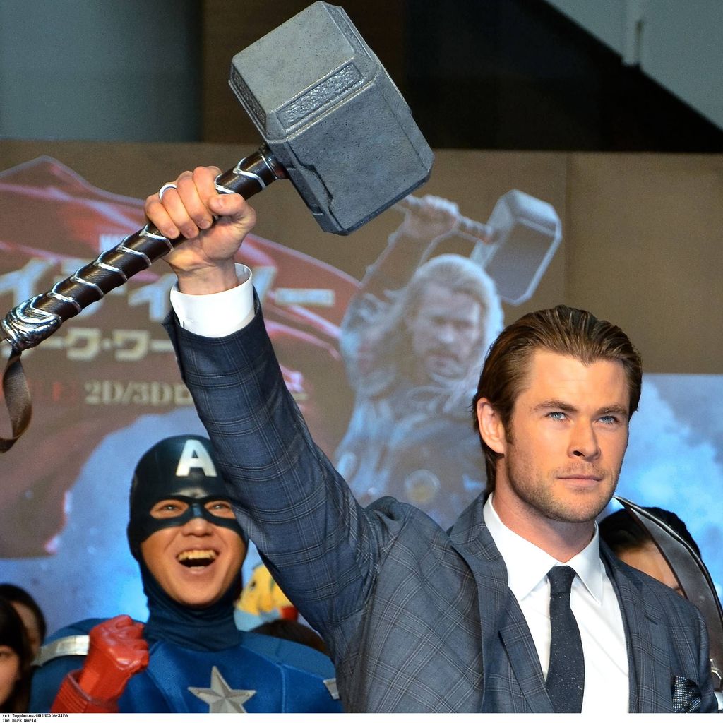 Chris Hemsworth mit Thors Hammer