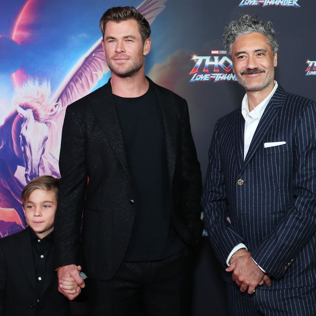 Chris Hemsworth mit seinem Sohn und Taika Waititi