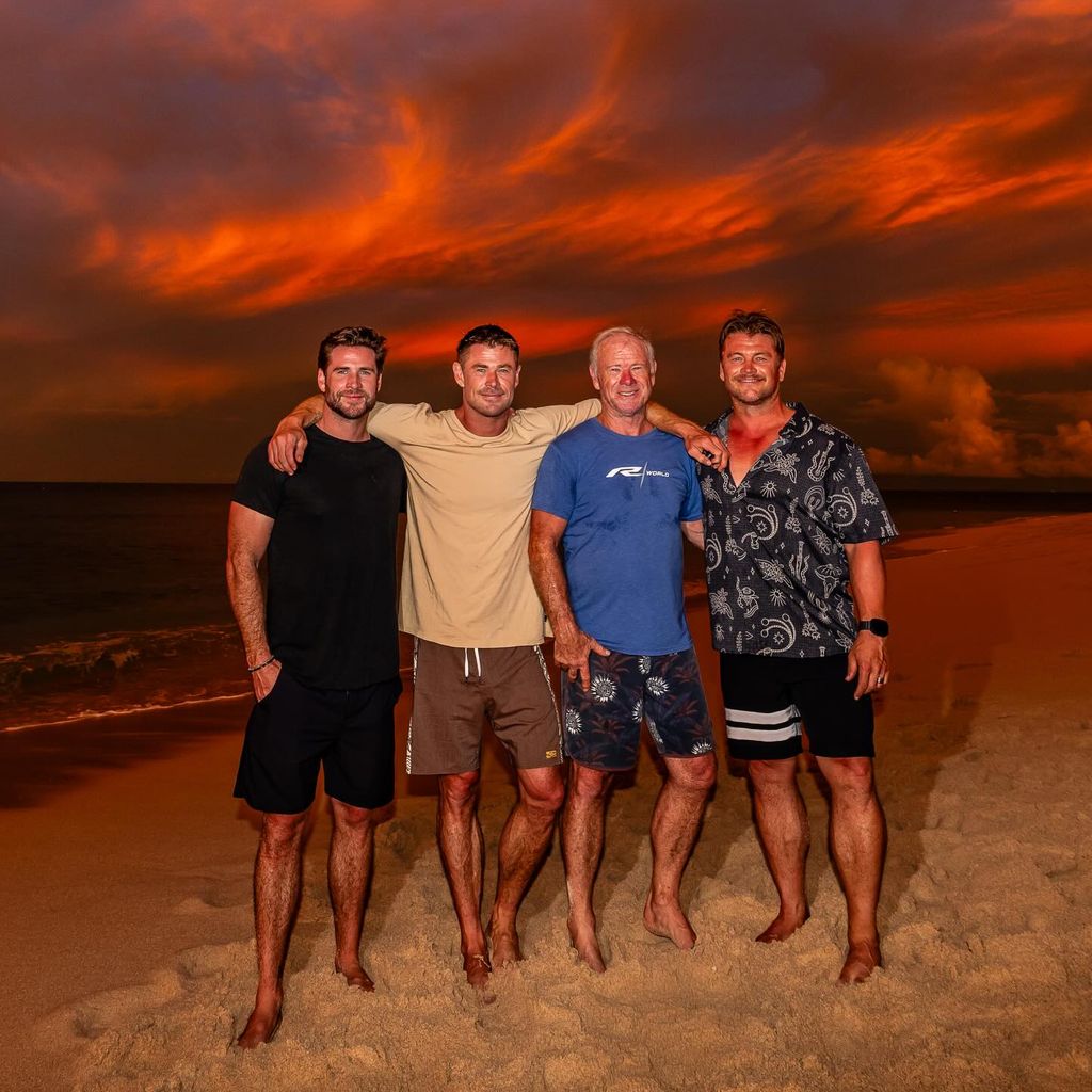 Chris Hemsworth mit seinen Brüdern und seinem Vater, Dezember 2025