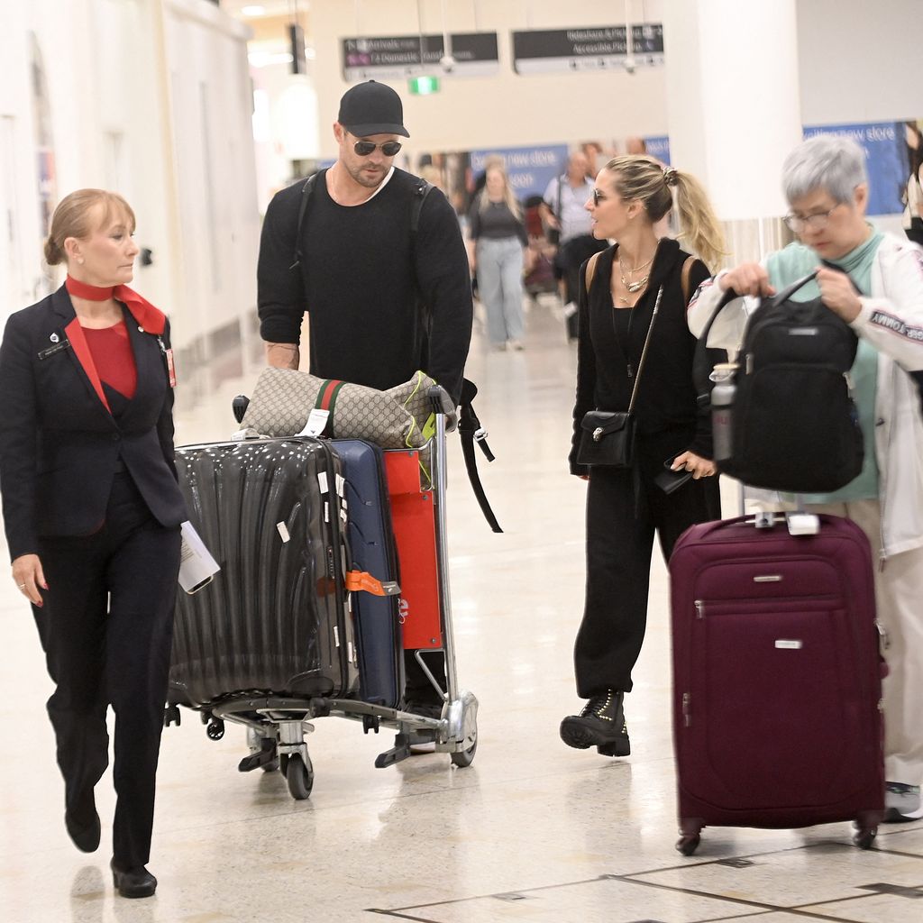 Chris Hemsworth mit seiner Frau Elsa Pataky am Flughafen in Sydney, März 2024