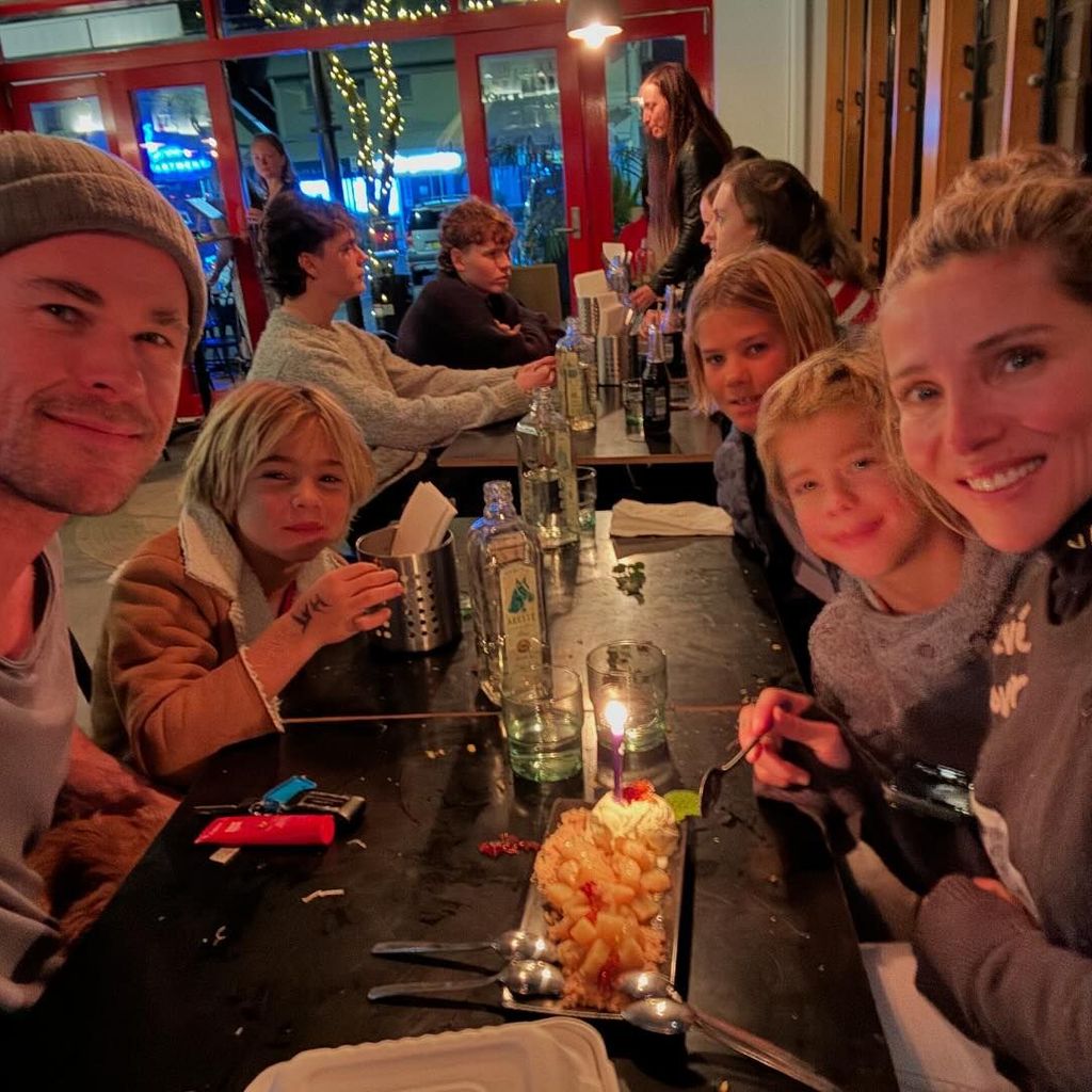 Chris Hemsworth und Elsa Pataky mit ihren drei Kindern