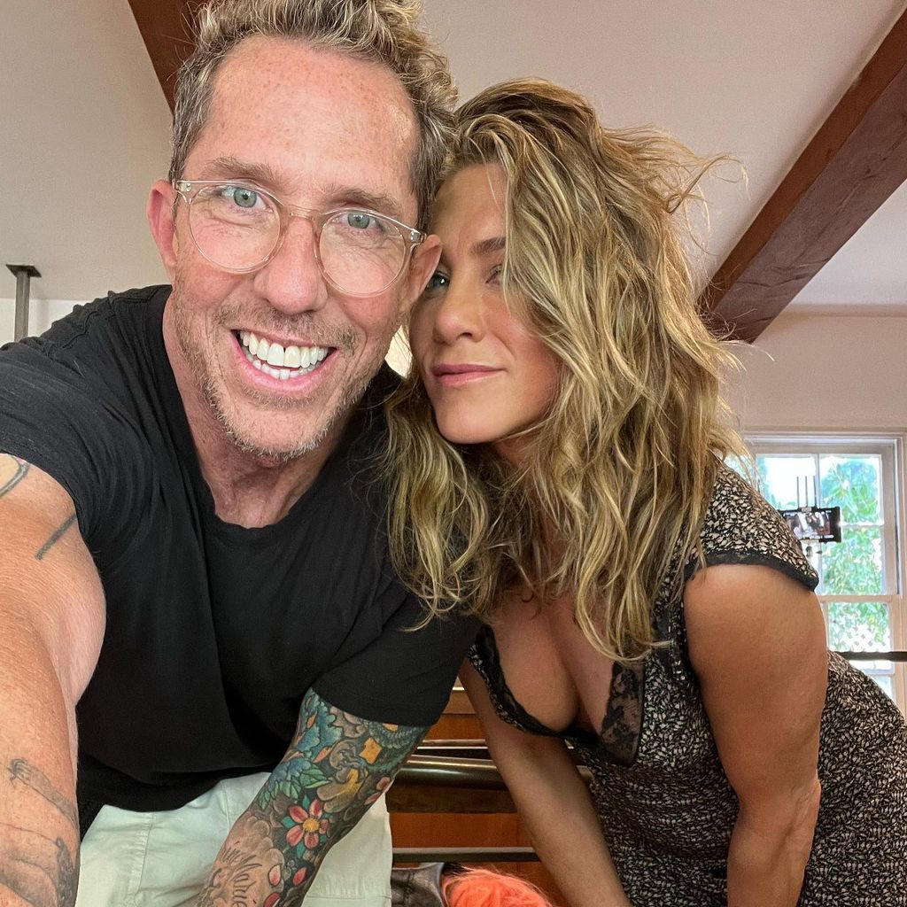 Star-Friseur Chris McMillan und Jennifer Aniston in einem aus "Friends" bekanntem Kleid