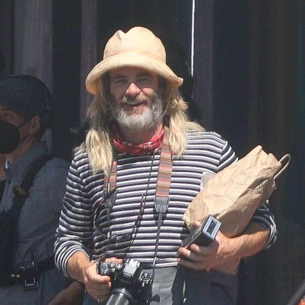 Chris Pine am Filmset von "Poolmann"