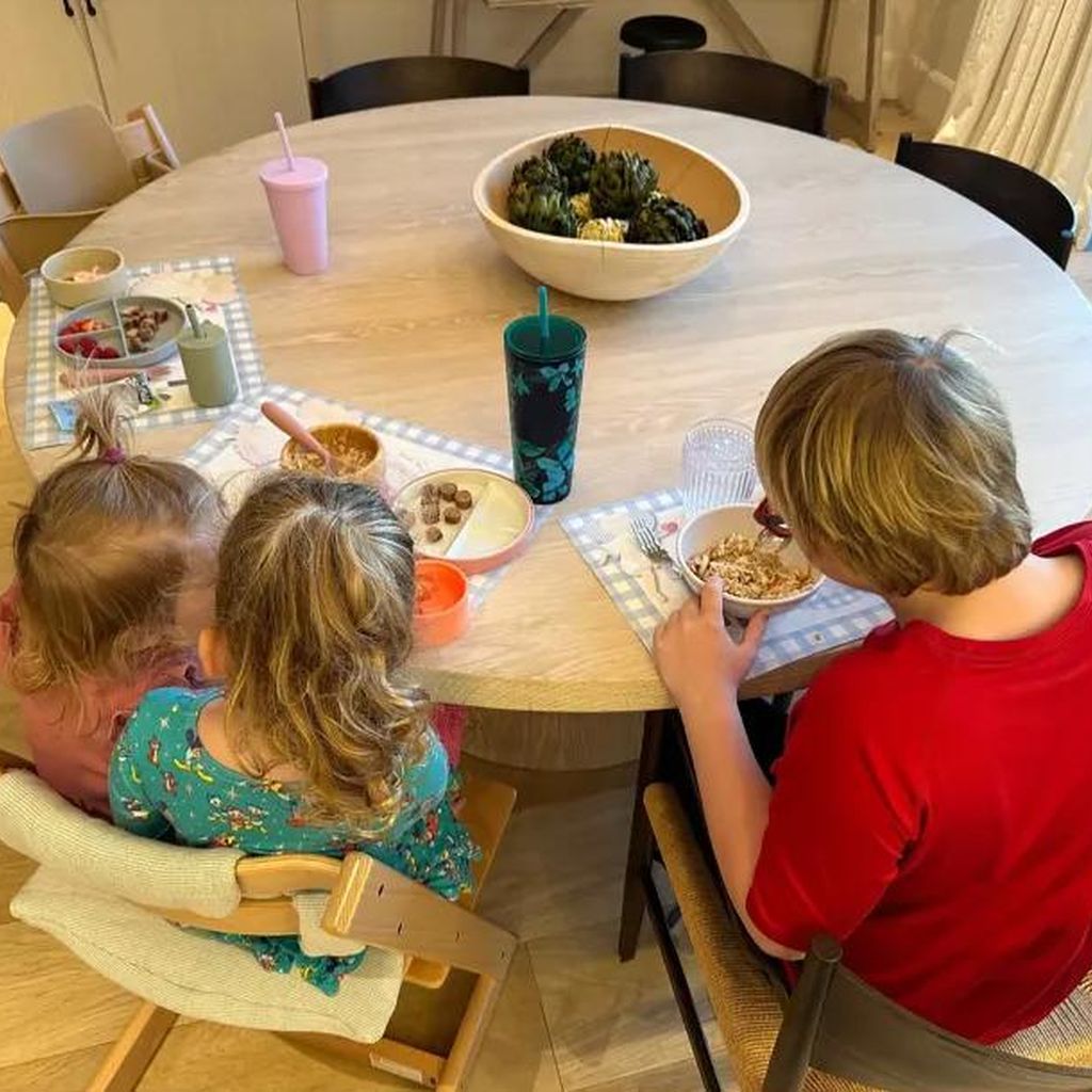 Chris Pratts Kinder am Frühstückstisch, Januar 2024