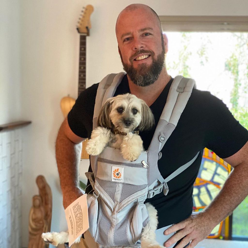 Chris Sullivan mit seinem Hund