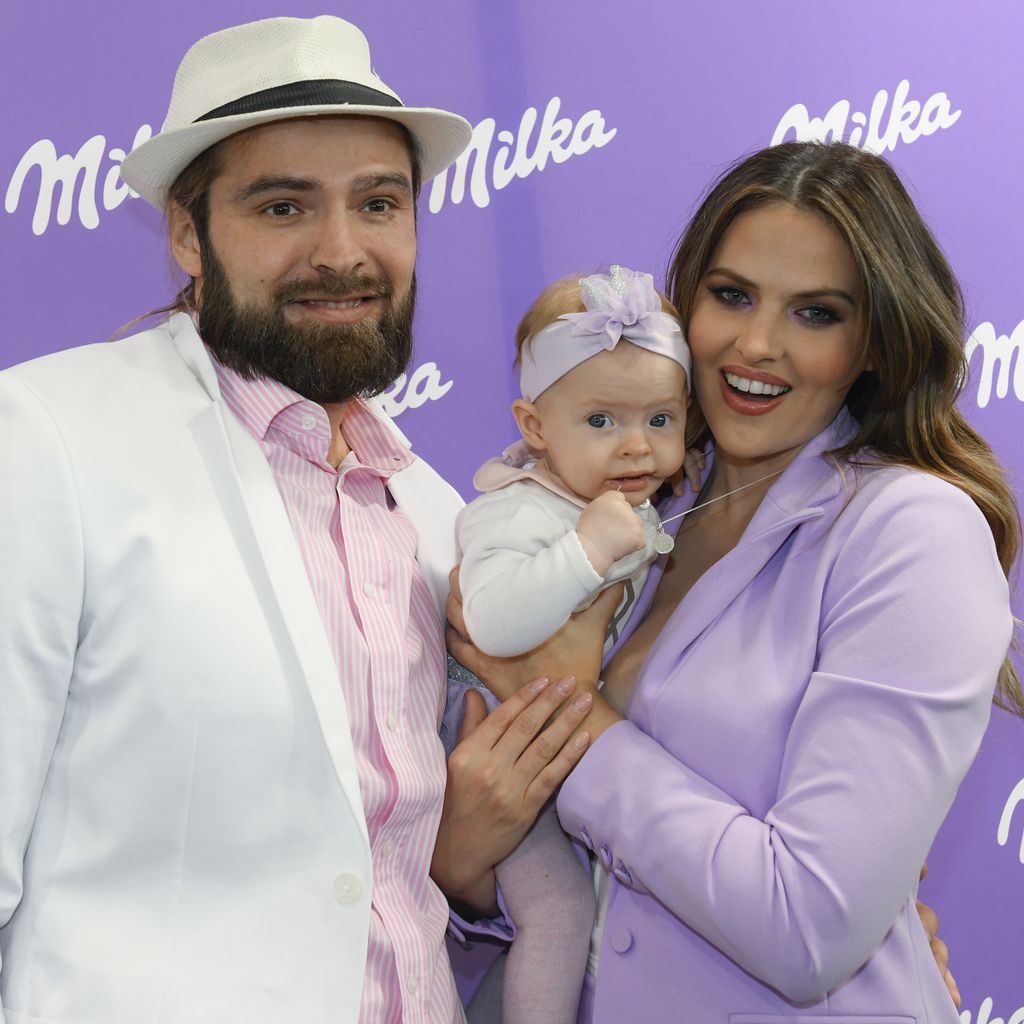 Chris Welch, Hana Nitsche und ihre Tochter Aliya Frances im März 2019 in Düsseldorf