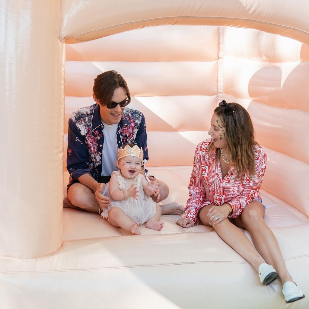 Chrisopher French, Ashley Tisdale und ihre gemeinsame Tochter Jupiter Iris