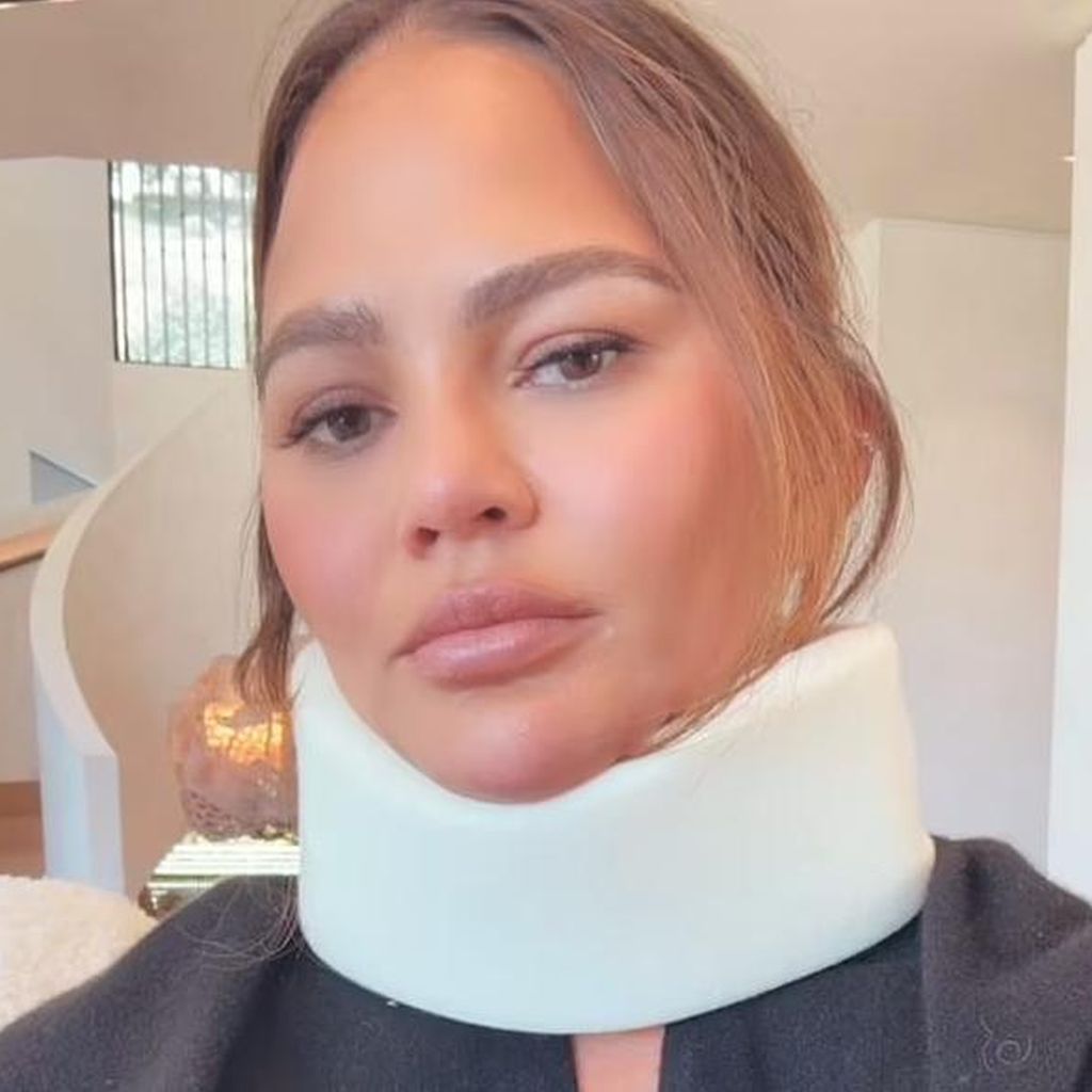 Chrissy Teigen mit Halskrause, 2024