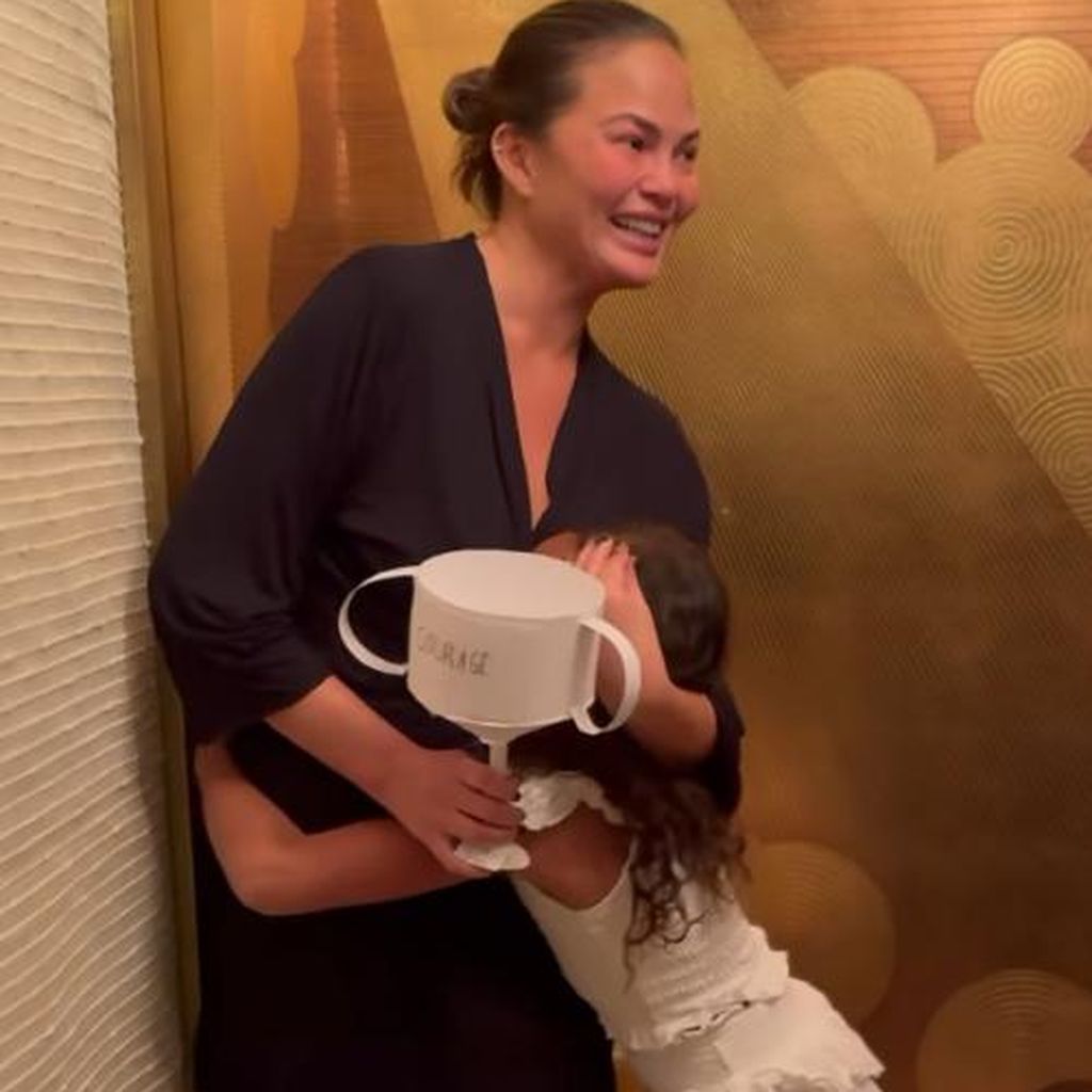 Chrissy Teigen mit ihrem neuen Courage-Award und ihrer Tochter Luna im Arm