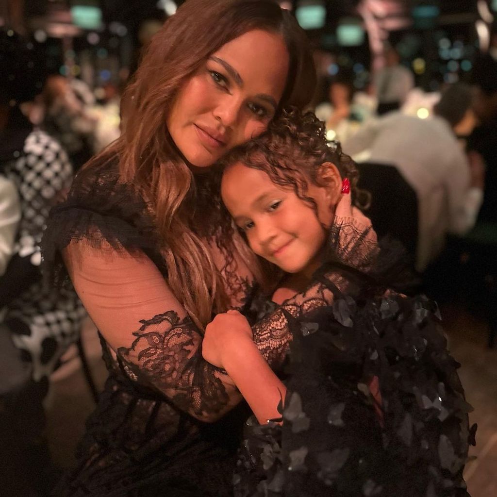 Chrissy Teigen mit ihrer Tochter Luna