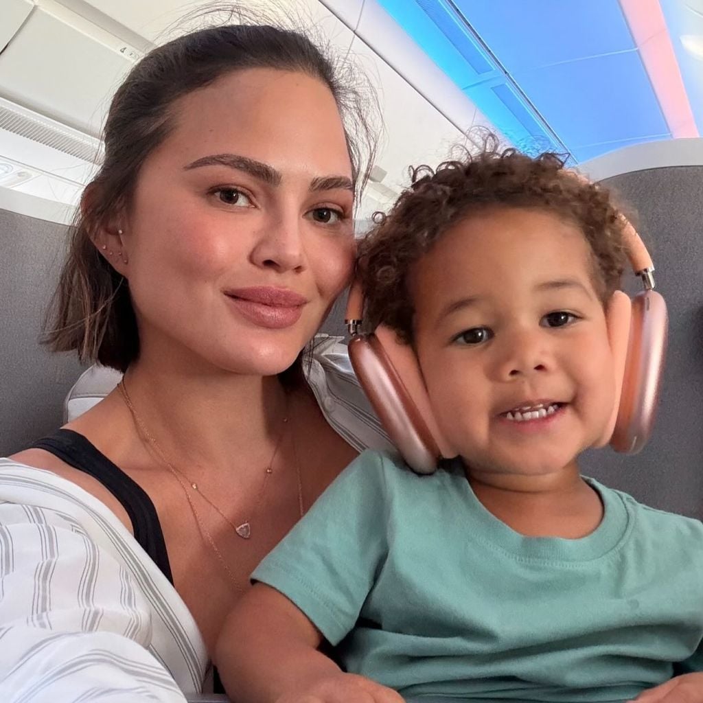 Chrissy Teigen mit Sohn Wren im Flugzeug, Juli 2026