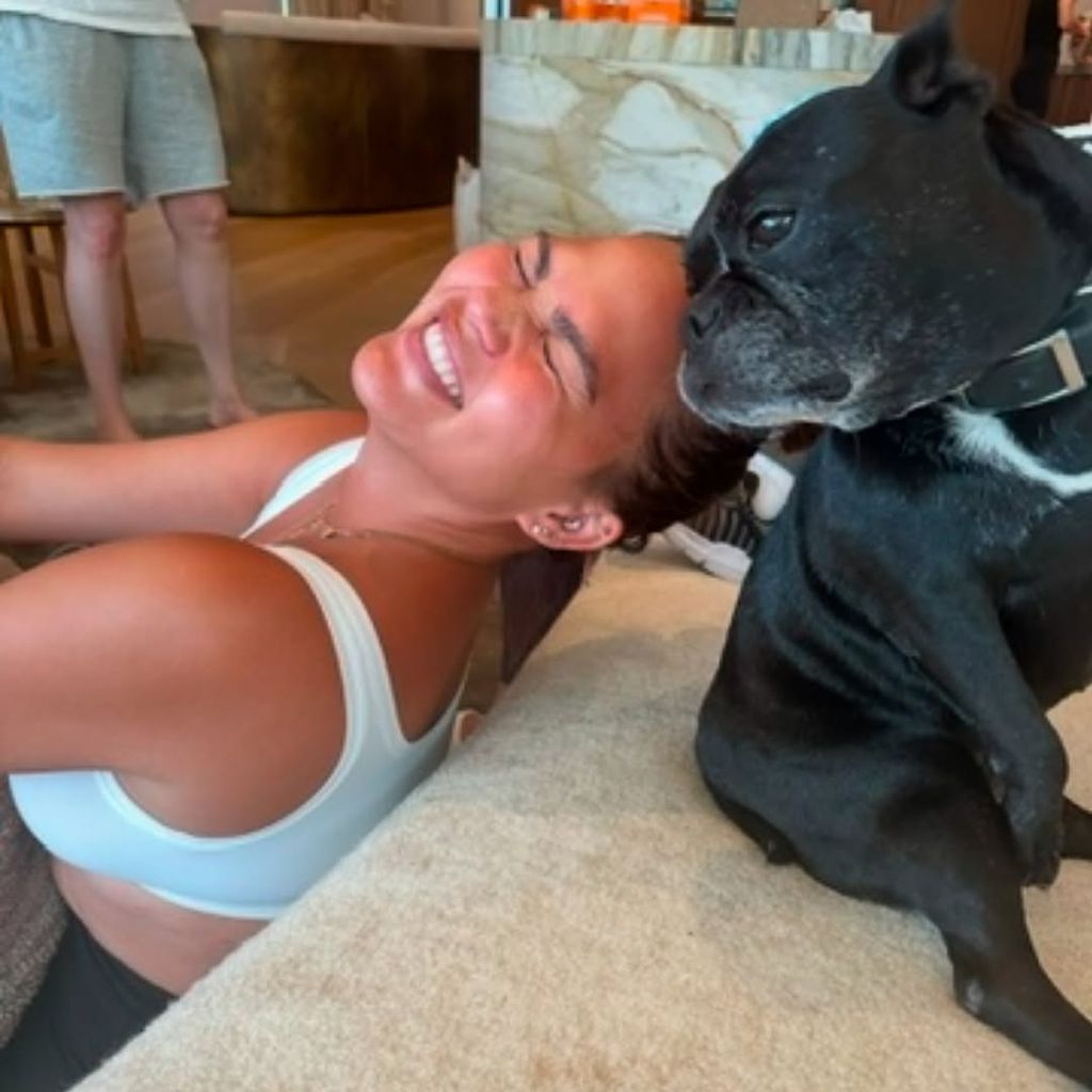 Chrissy Teigen mit ihrer Hündin Penny