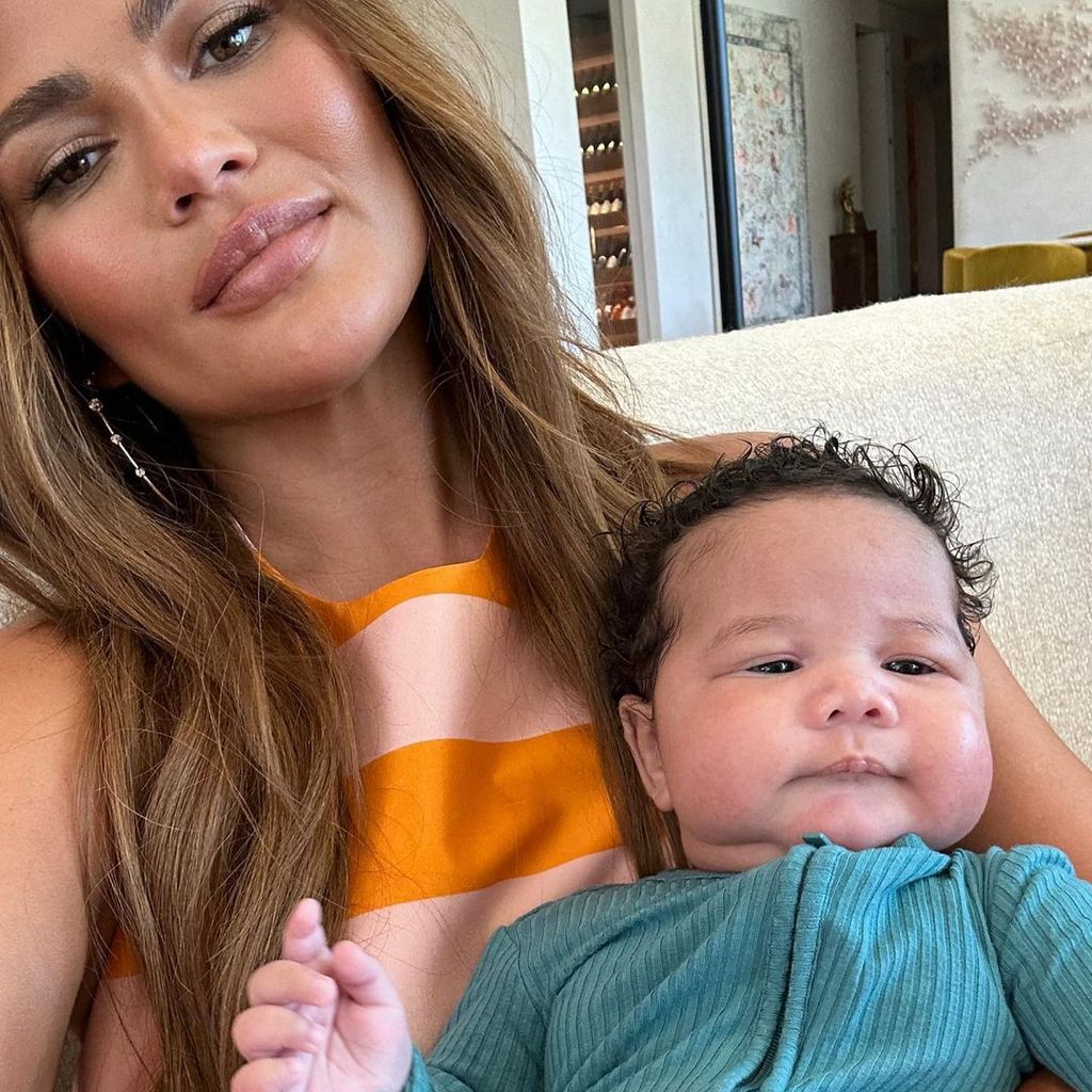 Chrissy Teigen mit ihrem Sohn Wren im August 2023