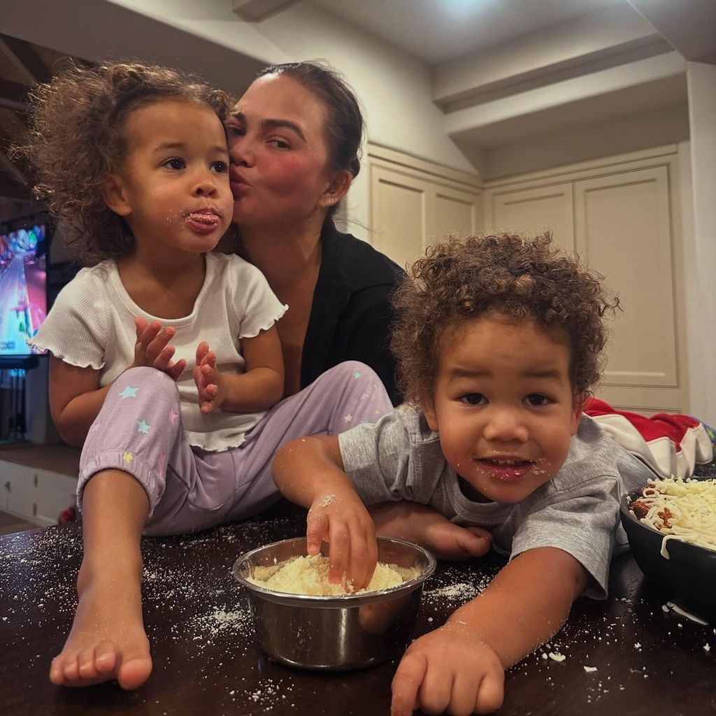 Chrissy Teigen und ihre jüngsten Kinder Esti und Wren, November 2025