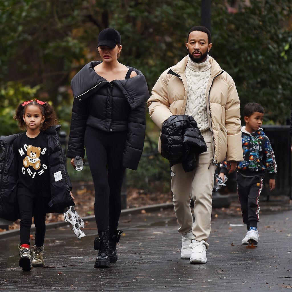 Chrissy Teigen mit ihren Kindern Luna und Miles, Dezember 2023
