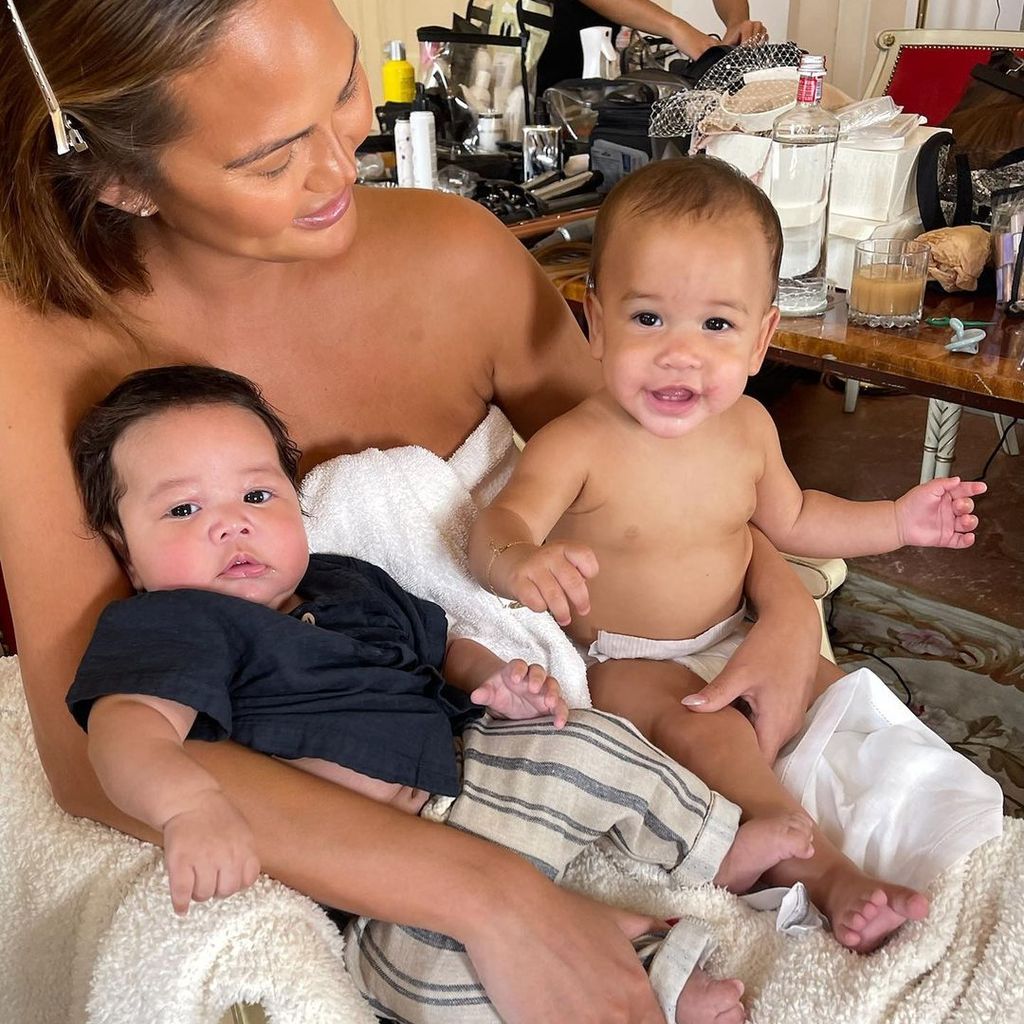 Chrissy Teigen mit ihren Kindern Wren und Esti