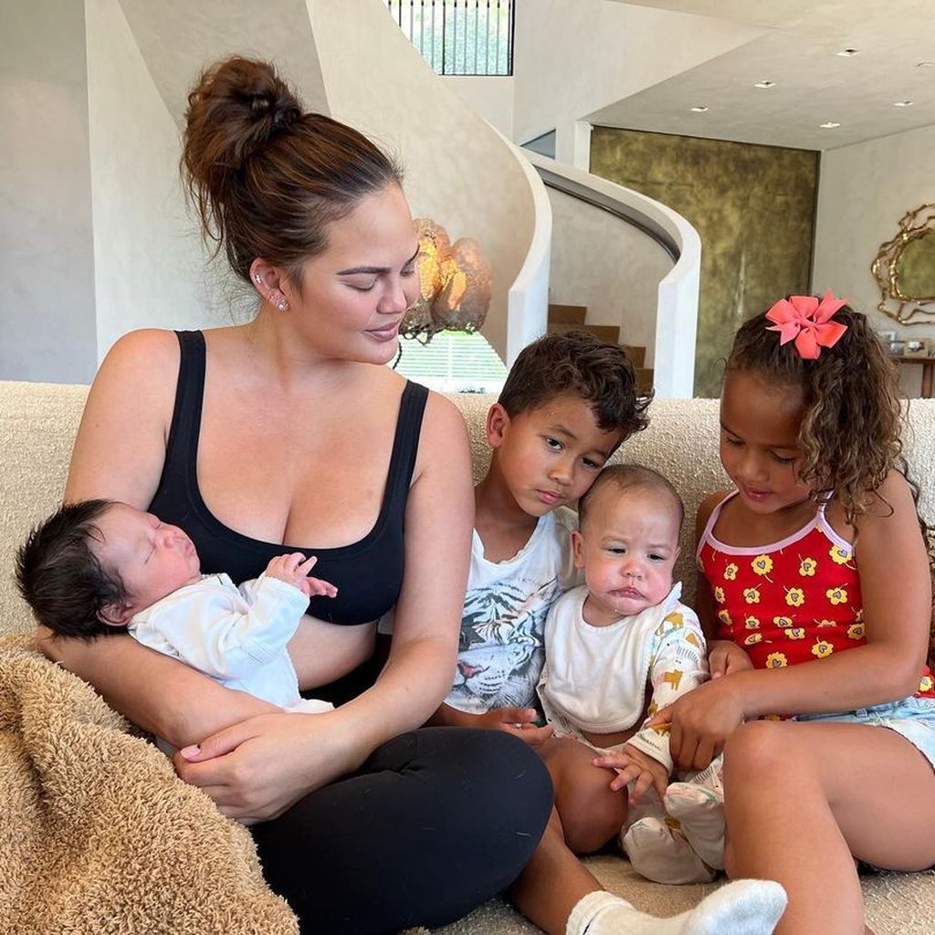 Chrissy Teigen mit ihren vier Kindern Wren, Miles, Esti und Luna