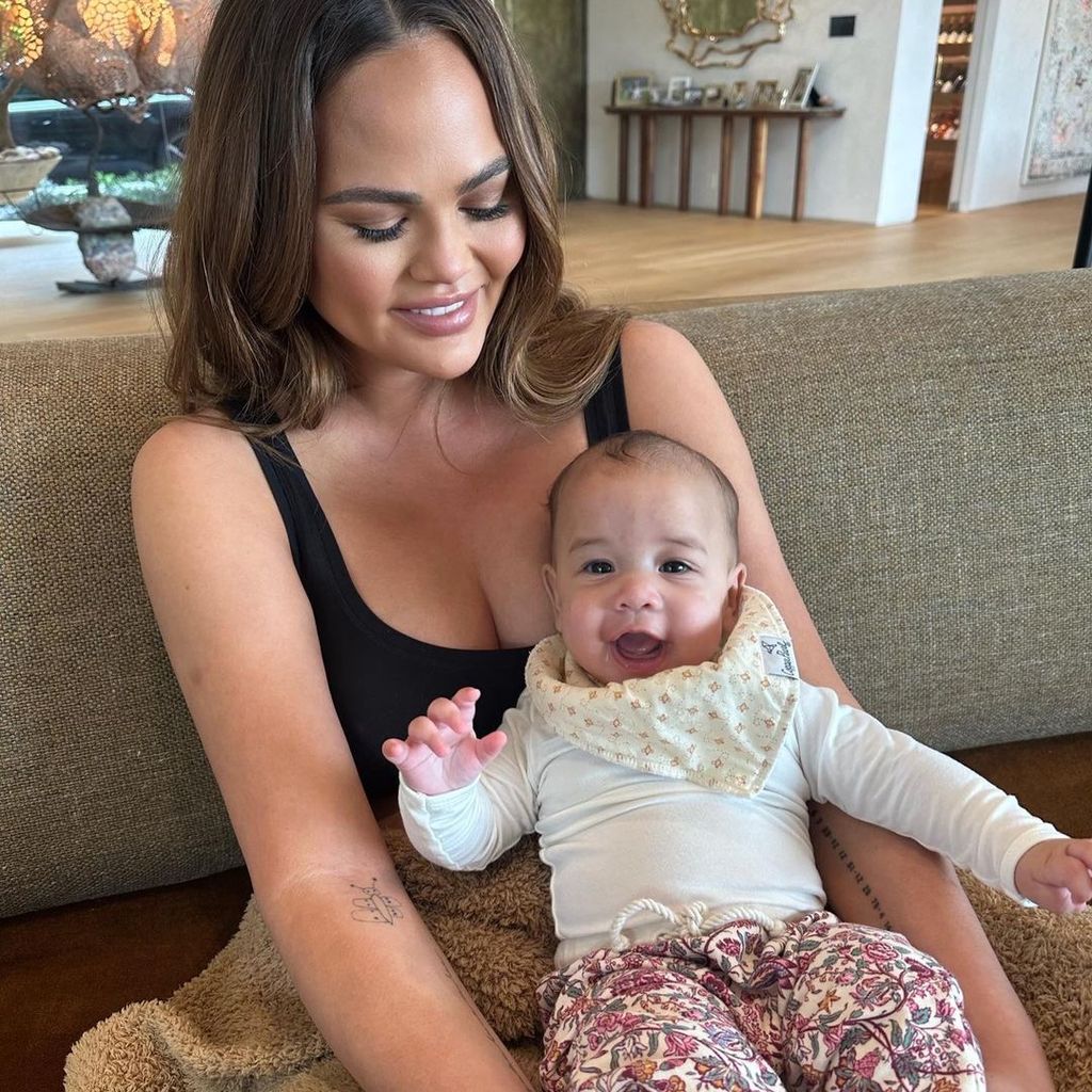 Chrissy Teigen und ihre Tochter Esti