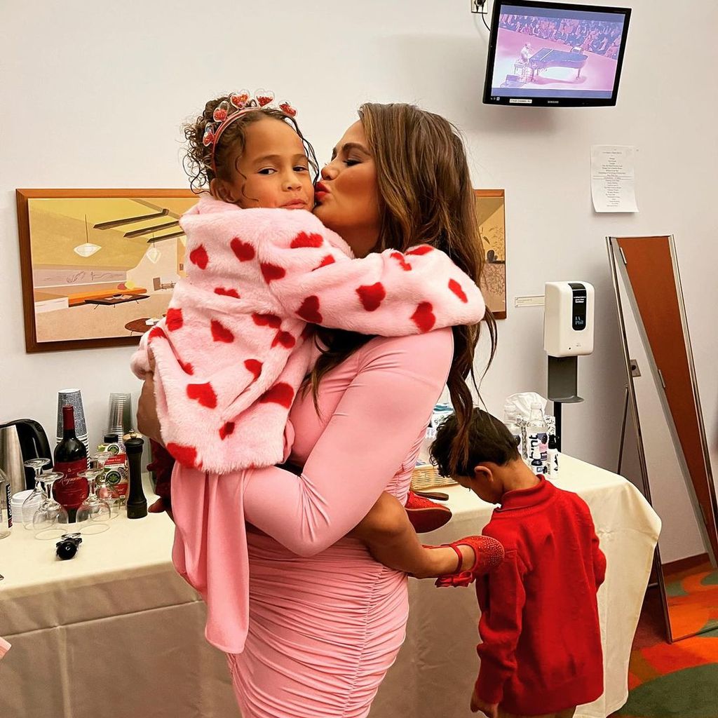 Chrissy Teigen mit ihrer Tochter Luna