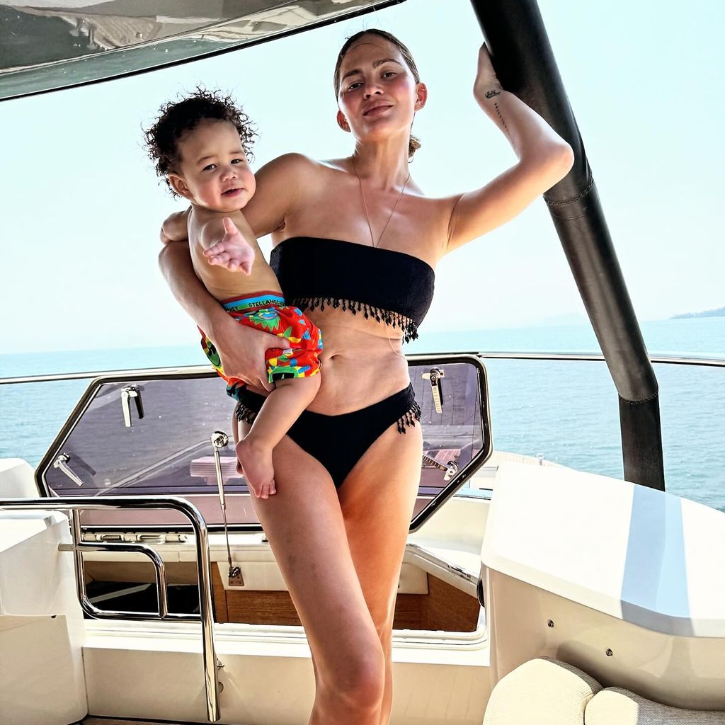Chrissy Teigen mit ihrem Sohn Wren im April 2024