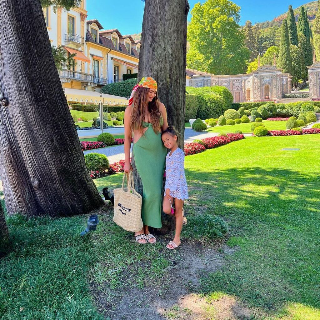 Chrissy Teigen mit ihrer Tochter Luna in Italien, August 2022