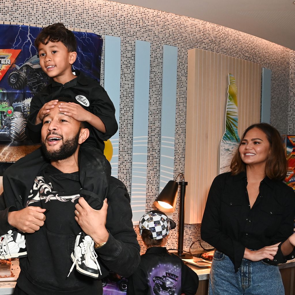 Chrissy Teigen und John Legend feiern den sechsten Geburtstag von Sohn Miles (auf den Schultern)