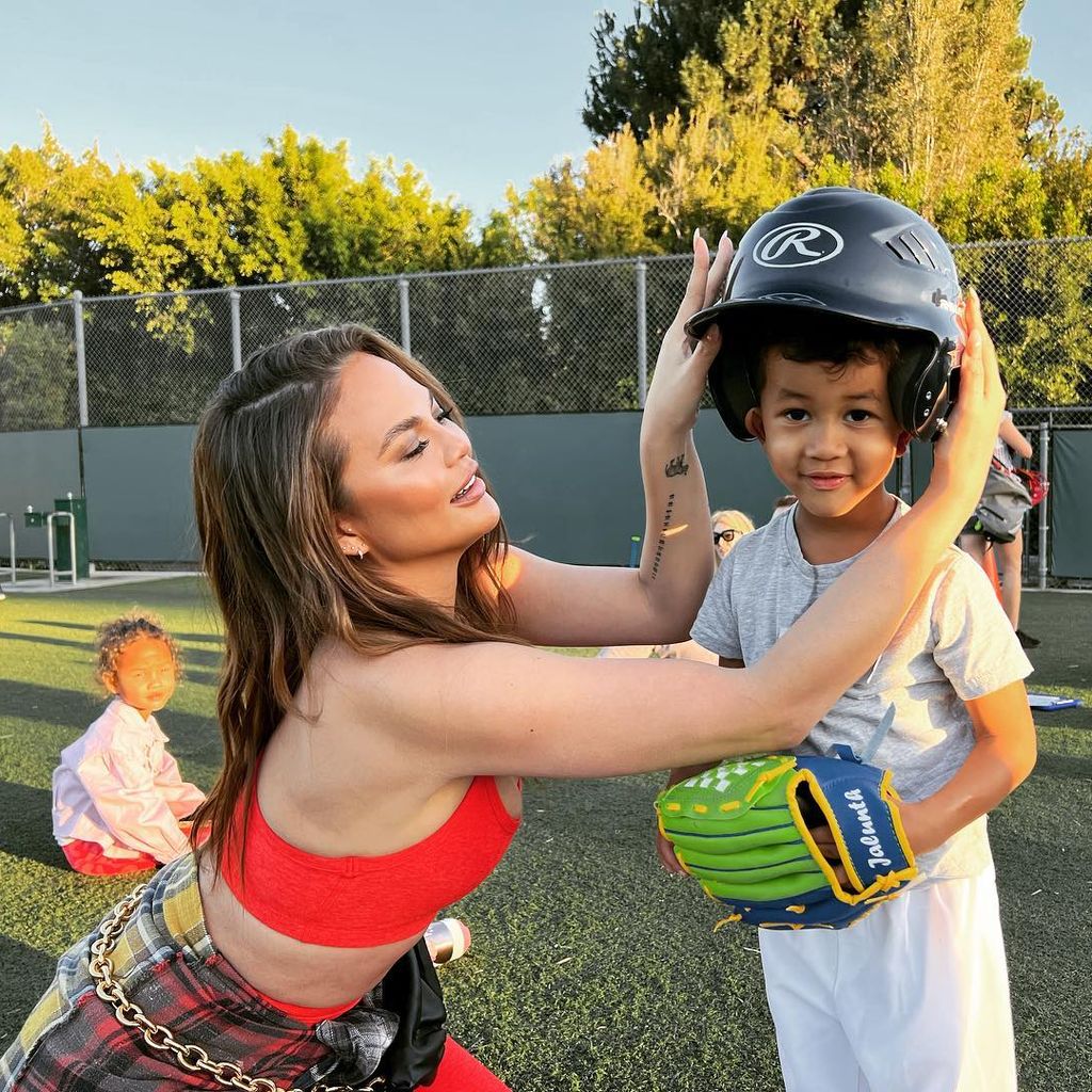 Chrissy Teigen und ihr Sohn Miles im Februar 2022
