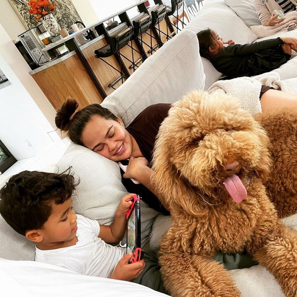 Chrissy Teigen und ihr Sohn Miles mit ihrem Hund im November 2022