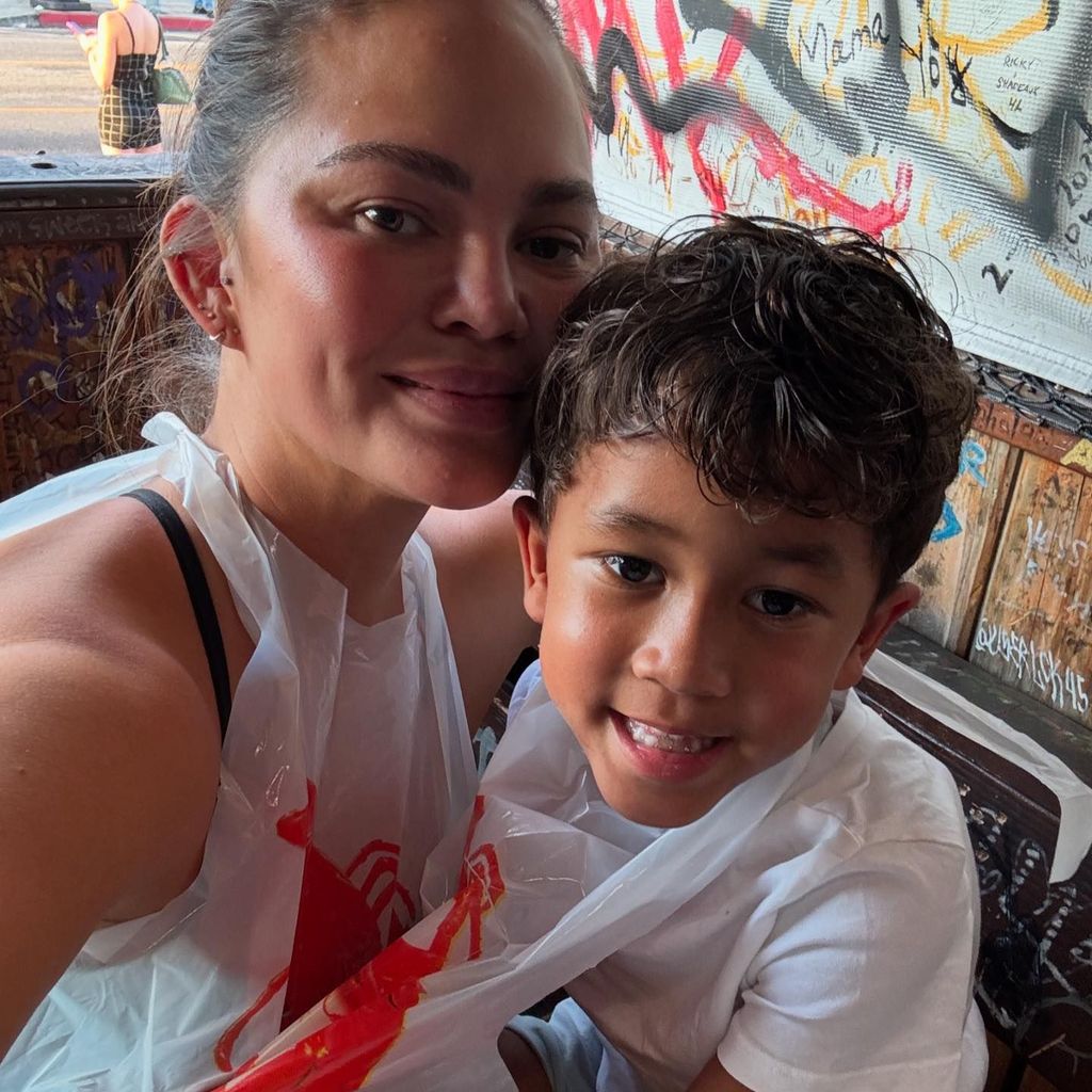 Chrissy Teigen und ihr Sohn Miles im September 2024
