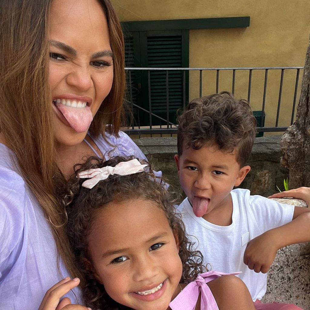 Chrissy Teigen und ihre Kinder Miles und Luna im September 2022